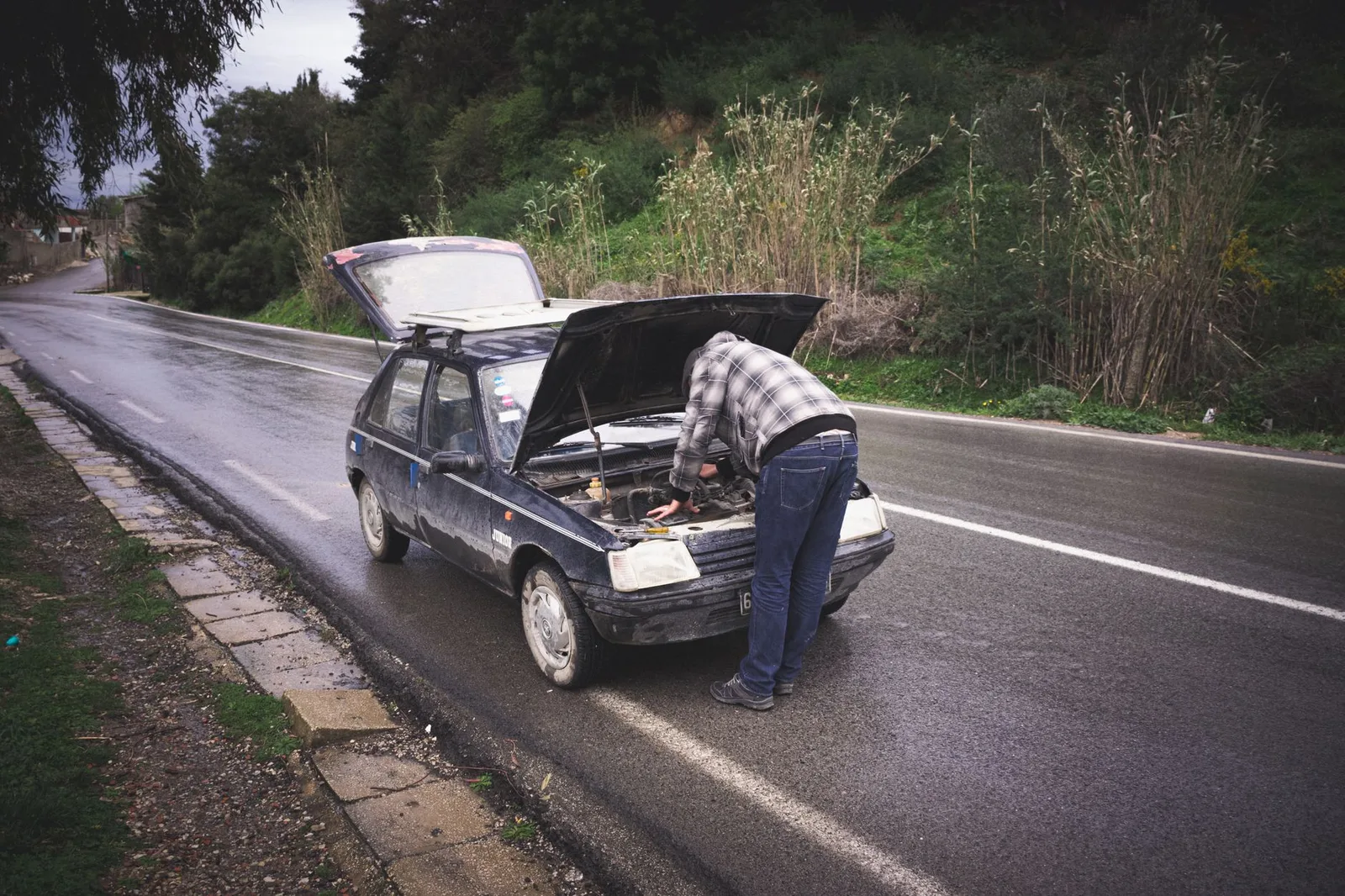 Emergency mobile repair of a broken-down commercial truck